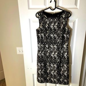 Classic print sheath dress. Looks fab with or without belt.